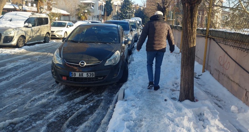 Tekirdağ’da sokaklar buz pistine dönüştü