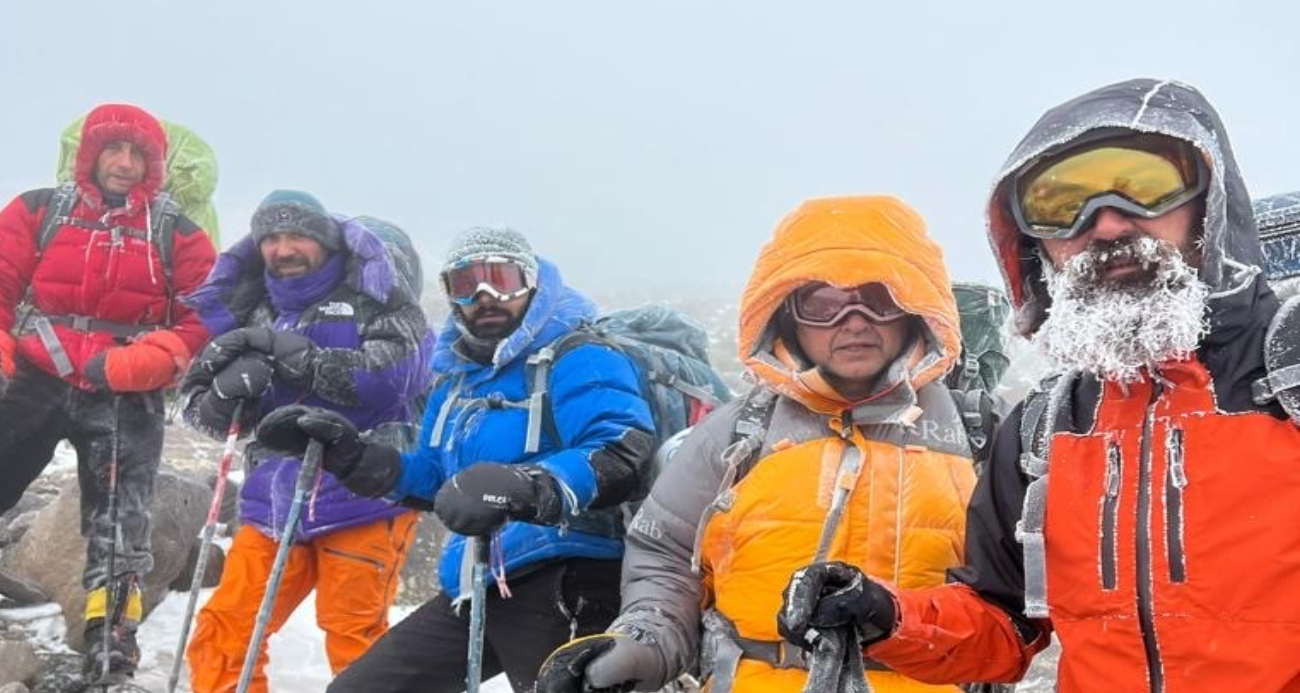 Eksi 33 derecede Türkiye’nin çatısına tırmandılar