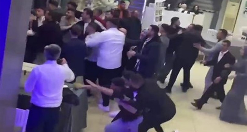 Düğün salonu boks ringine döndü