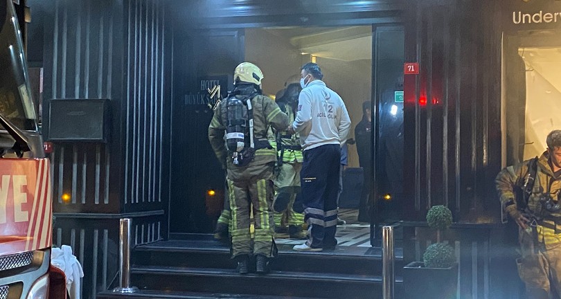 Çarşafları birbirine bağlayıp 3. kattan inmeye çalıştı