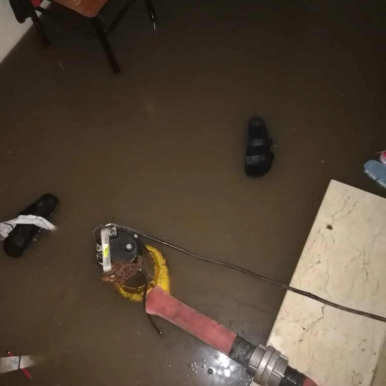 Yoğun yağış sonrası ev ve iş yerlerini su bastı