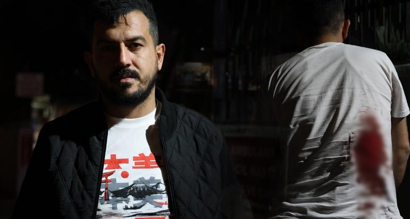 Taksiciden “Aracımı kapattım” cevabını alan yolcu, şoförün sırtına makas sapladı