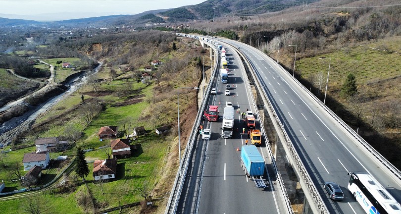 Tırın dorsesi koptu, otoyolda trafik durdu