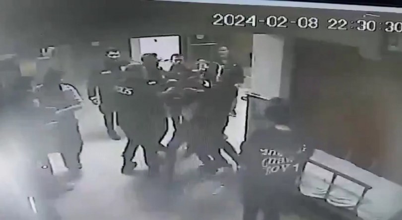 Kardeşi kurtarılamayınca, acil servisteki doktora saldırdı