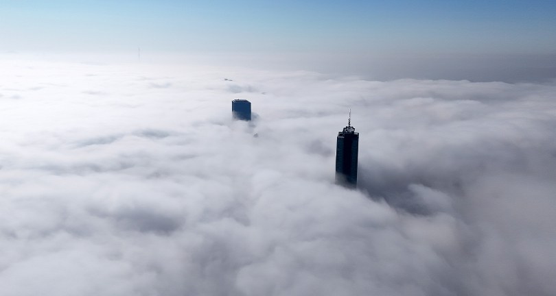 Etkili olan sis nedeniyle dev gökdelenler adeta kayboldu