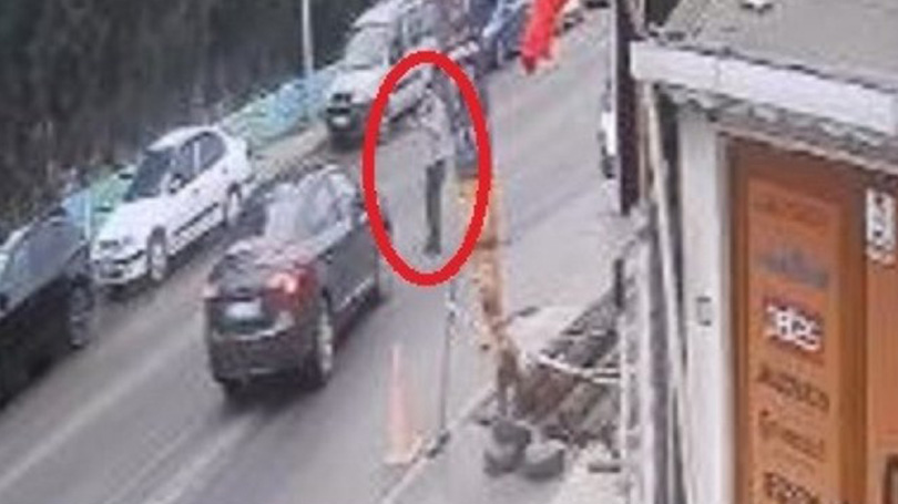 Yola çıkıp silahla araçları tehdit etti