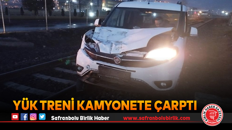 Yük treni kamyonete çarptı