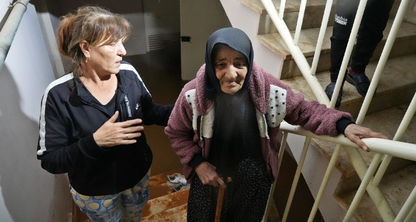 Depremzede kadın kaldığı ev sular altında kaldı