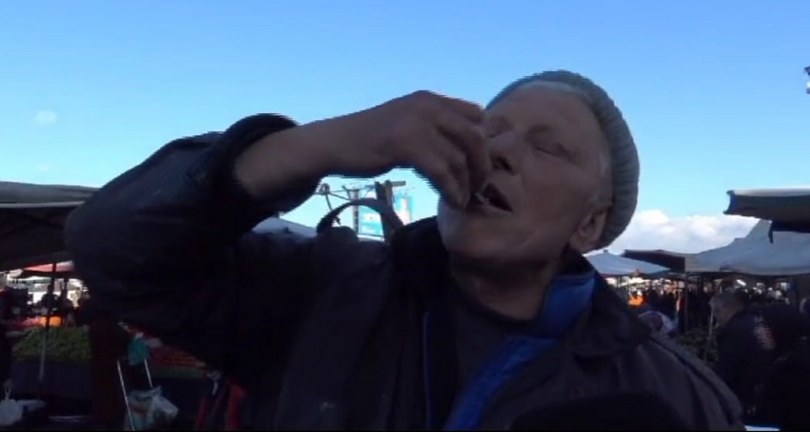 Hamsileri çiğ yiyerek müşteriye tazeliğini gösterdi