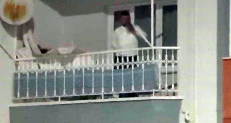 Sinir krizi geçiren genç balkondan tencere, bıçak fırlattı
