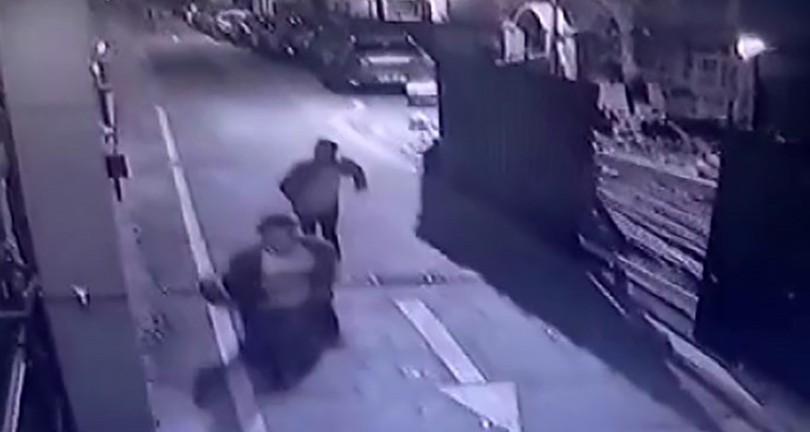 Döner bıçağı çeken hırsızı copla kovaladı