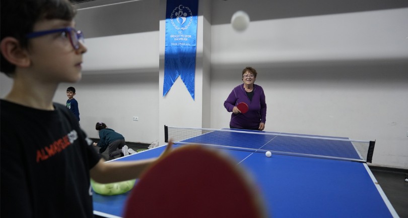 77 yaşındaki ‘Dilek teyze’ masa tenisi tutkusundan vazgeçemiyor