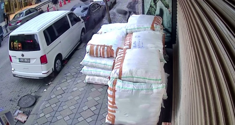 Kaldırımda yürüyen kadının üzerine lastik yağdı