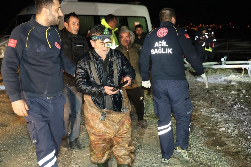 Baraj gölünde mahsur kalan balıkçılar kurtarıldı