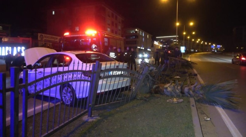 Bariyerlere çarpan otomobilden sağ çıktılar