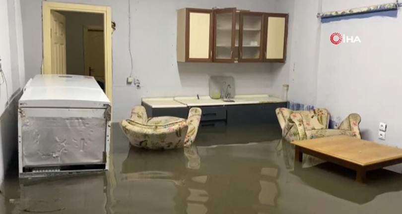 Mobilyalar sel sularında yüzdü