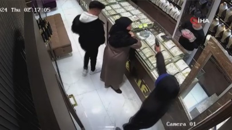 Kuyumcuya giren şahıs silahla 1 kişiyi vurdu