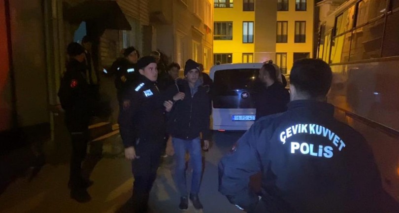 Ülkeye kaçak yollarla giren 12 yabancı uyruklu şahıs yakalandı