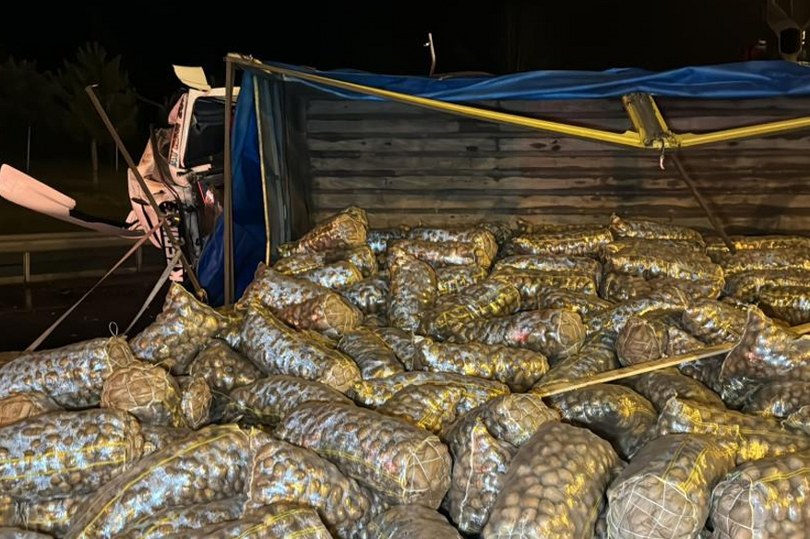 Patates yüklü kamyon devrildi: Bolu Dağı geçişi trafiğe kapandı