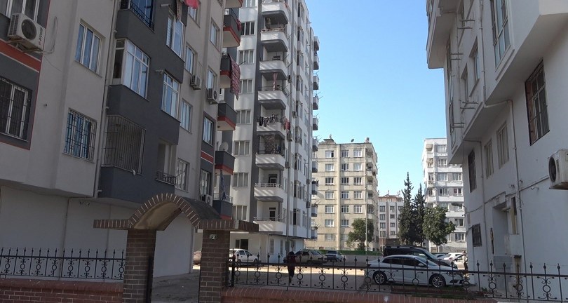 Kat kat dolaşıp beğendiği ayakkabıları çaldı