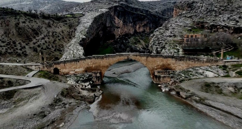 Tarihi köprü depremlere meydan okuyor
