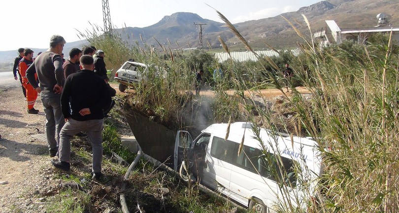Yolcu minibüsü ile otomobil çarpıştı: 1 ölü, 13 yaralı