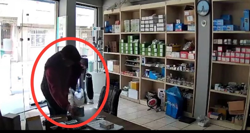 Sadaka kutusunu çaldı