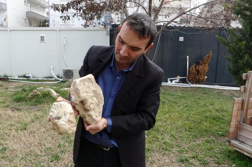 10 yıldır topladığı taşları çuvalla müzeye götürdü