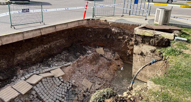 Kaldırım çöktü, faciadan dönüldü