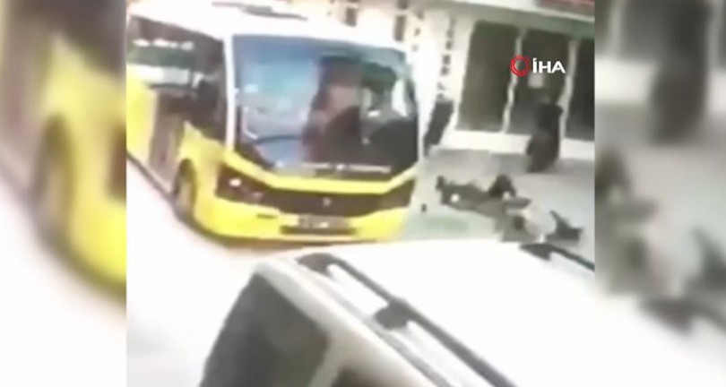 Aniden yola çıkan bisikletteki 2 gence minibüs çarptı