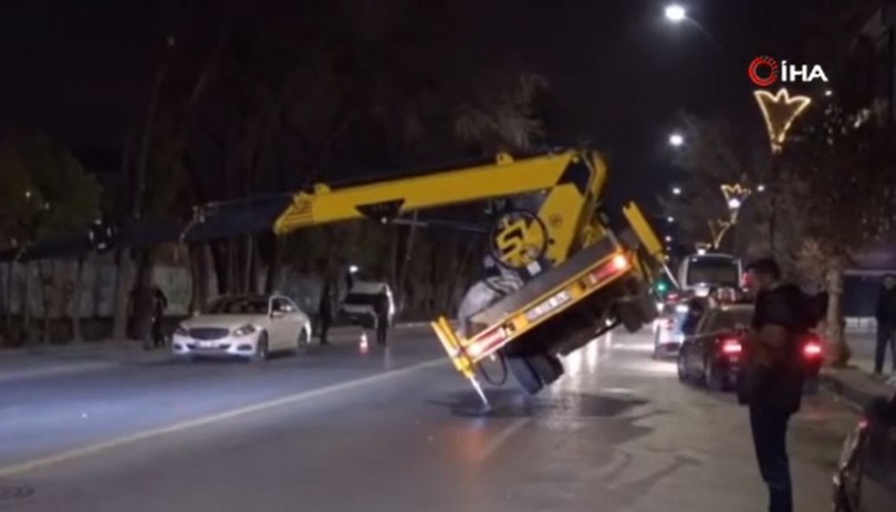 Ankara’da bayrak asan vinç yan yattı