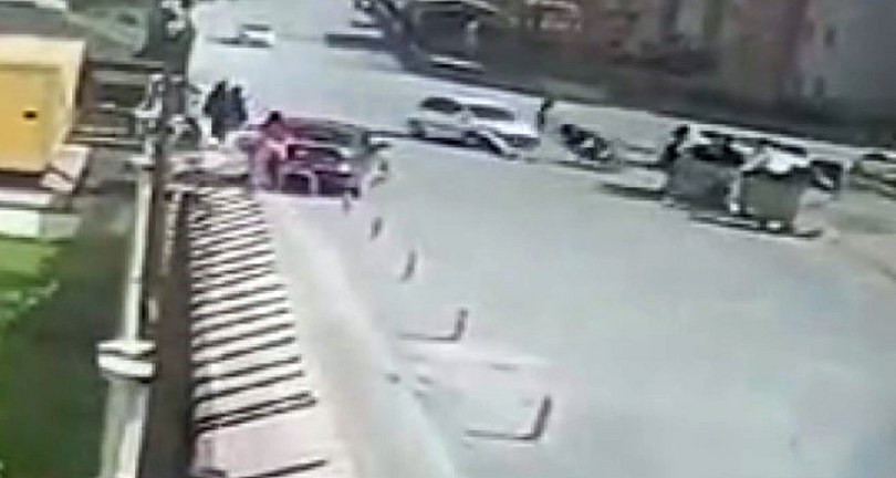 Motosiklet sürücüsü kask sayesinde kurtuldu