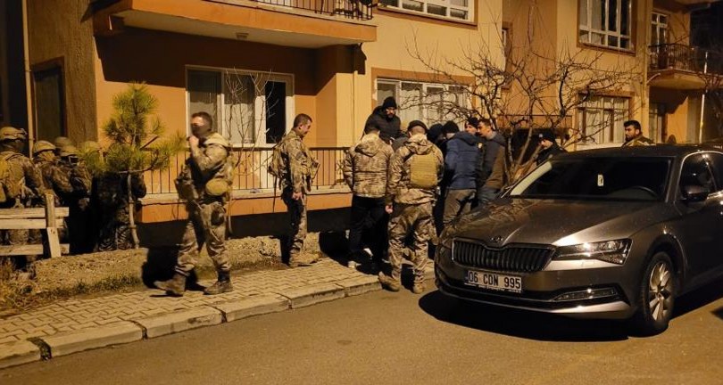 Babasının 7 yaşındaki çocuğunu rehin aldı