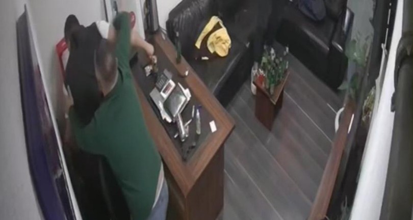 Babasına küfreden adamı silahla vurup darbetti