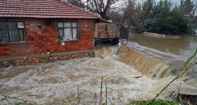 Evleri su basıp boğulma tehlikesi yaşayan vatandaşlar üst komşularına sığındı