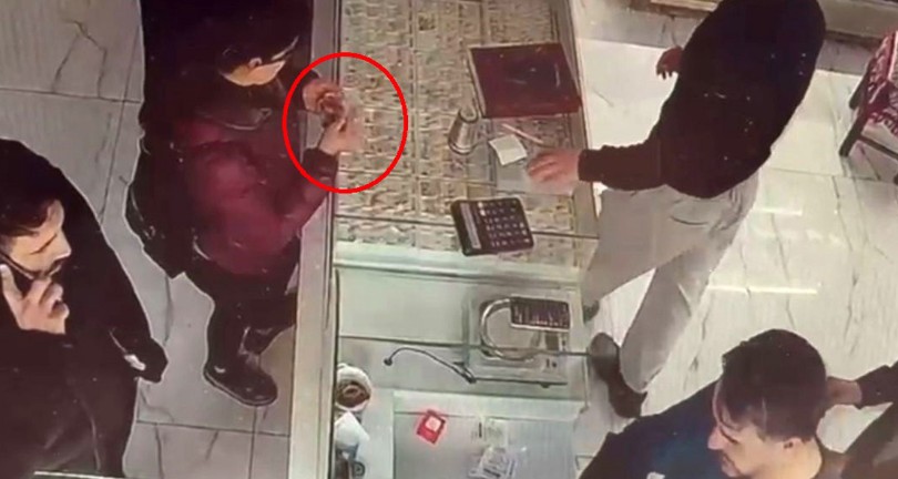 Gittiği kuyumcuda cebindeki sahte bilezikle orijinali değiştirdi