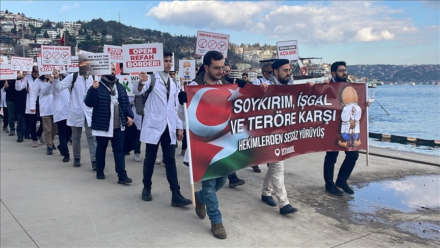 Hekimler ve sağlık çalışanları Gazze için “sessiz yürüyüş” düzenledi