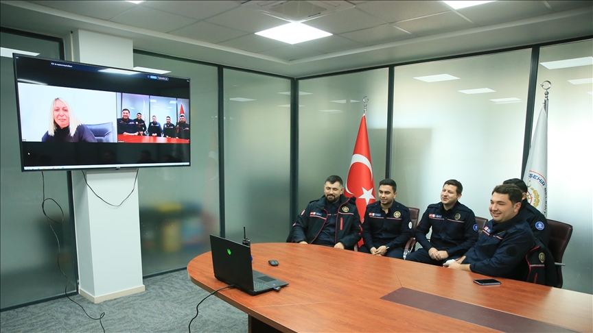 Depremde 52 saat enkazda kalan Hataylı kadın, kendisini kurtaran ekiple görüştü