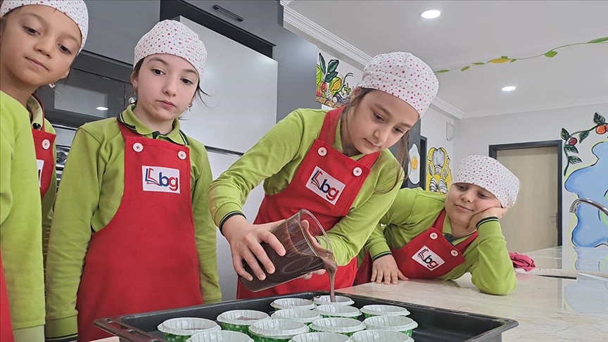 “Minik şefler” okulda oluşturulan mutfakta yemek yapmayı öğreniyor