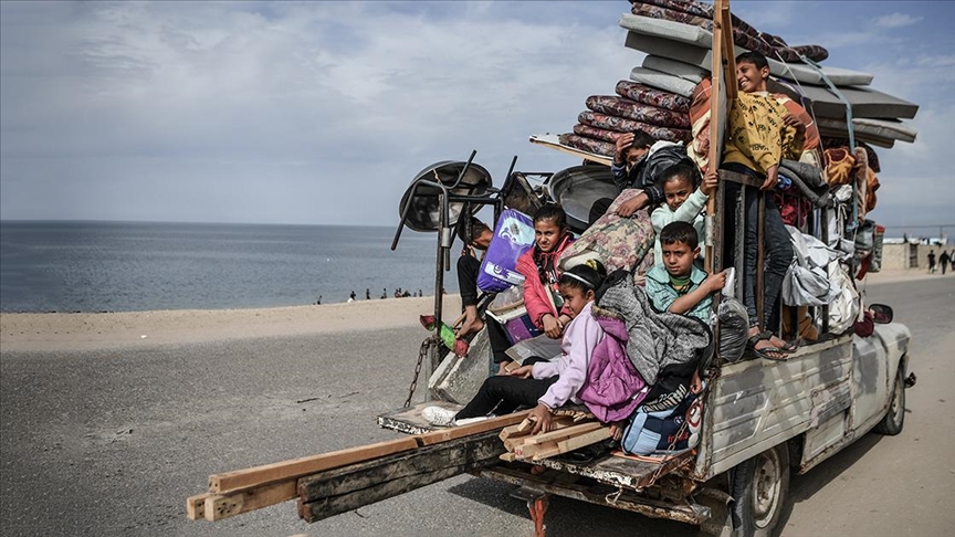 Refah’taki yerinden edilmiş Filistinliler yeni saldırı korkusuyla tersine göçe yöneliyor