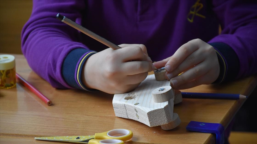 Ahşaptan oyuncaklar yapıyor, çocukları mutlu ediyor