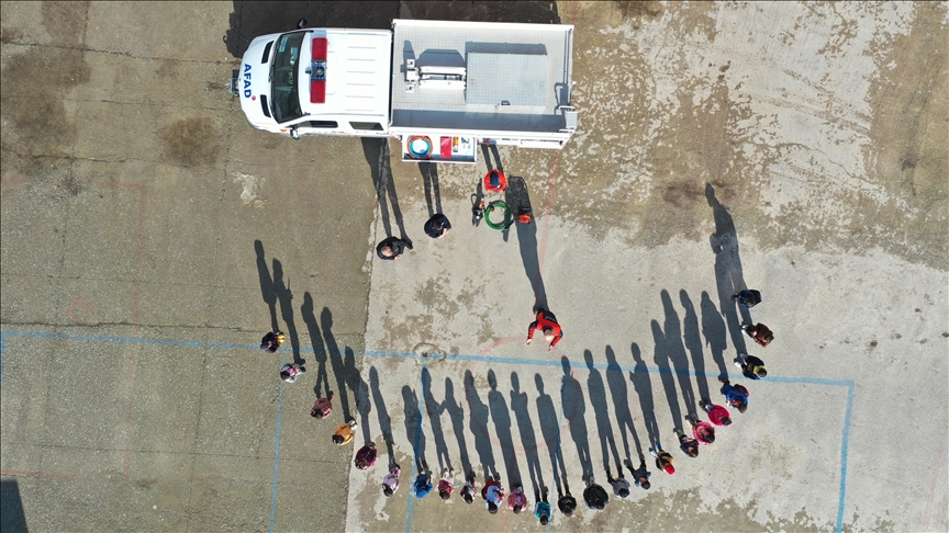 AFAD ekipleri köy köy gezerek çocukları olası afetlere hazırlıyor