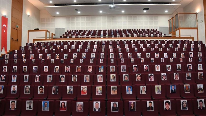 Depremde hayatını kaybeden üniversite personeli ve öğrencileri için tören düzenledi