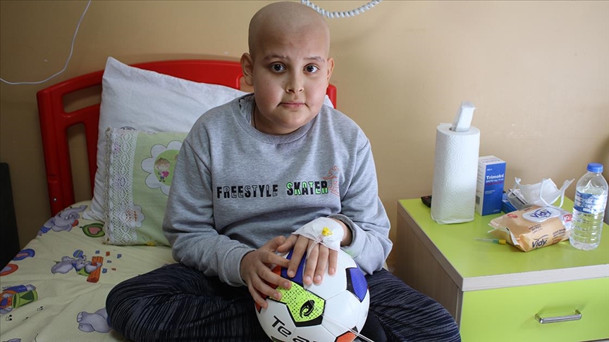 Beşiktaşlı yönetici ve futbolculardan lösemili Salih’e doğum gününde sürpriz