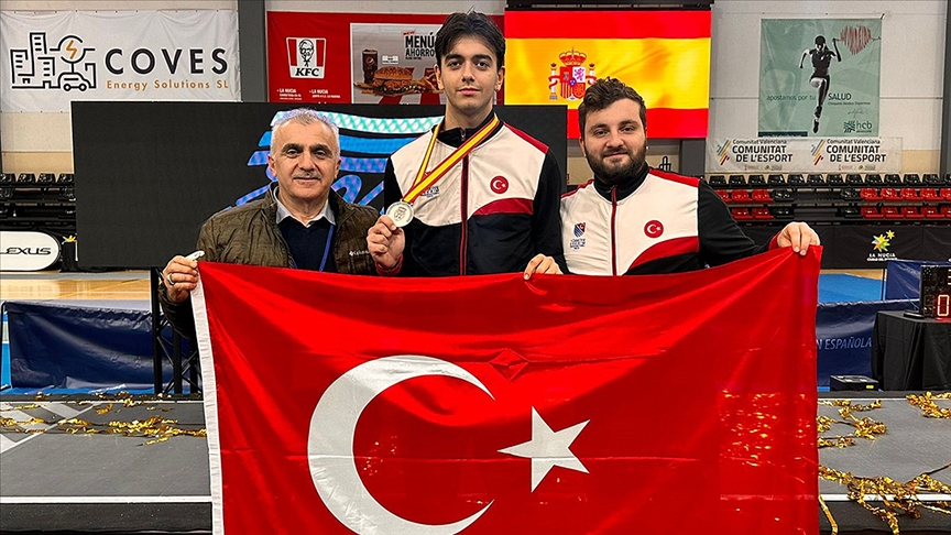 Milli eskrimci Toprak Altınçekiç, İspanya’da gümüş madalya aldı