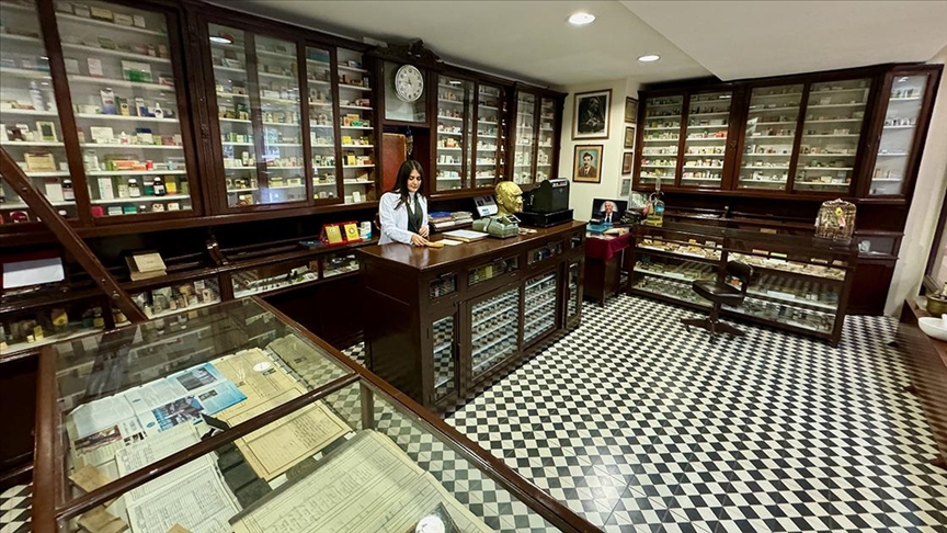Geleceğin eczacıları asırlık “Sıhhat Eczanesi”nde yetişiyor