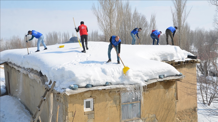Gönüllü gençler yaşlı çiftin evinin damında biriken karı temizledi