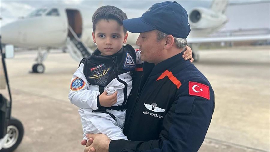 Astronot Gezeravcı, yeğenine “yıldız” getiremese de akademisyenlere deney örnekleri getirdiğini bildirdi