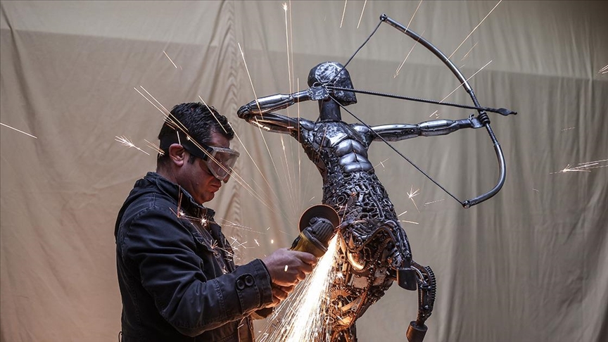 Atık metallerden yaptığı mitolojik heykelin gelirini depremzedelere bağışlayacak