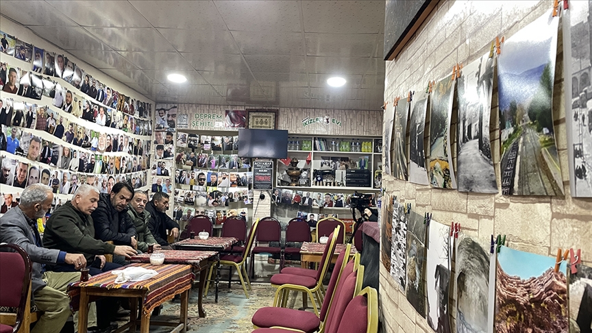 Adıyaman’da depremde hayatını kaybedenler çay ocağındaki fotoğraflarıyla yaşatılıyor